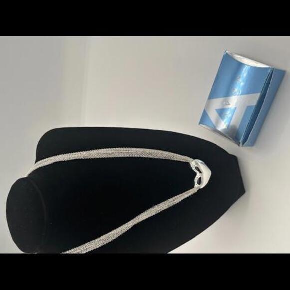 NIB Gorgeous 2004 Avon Silvertone Multistrand Puffy Heart Necklace - Picture 4 of 4